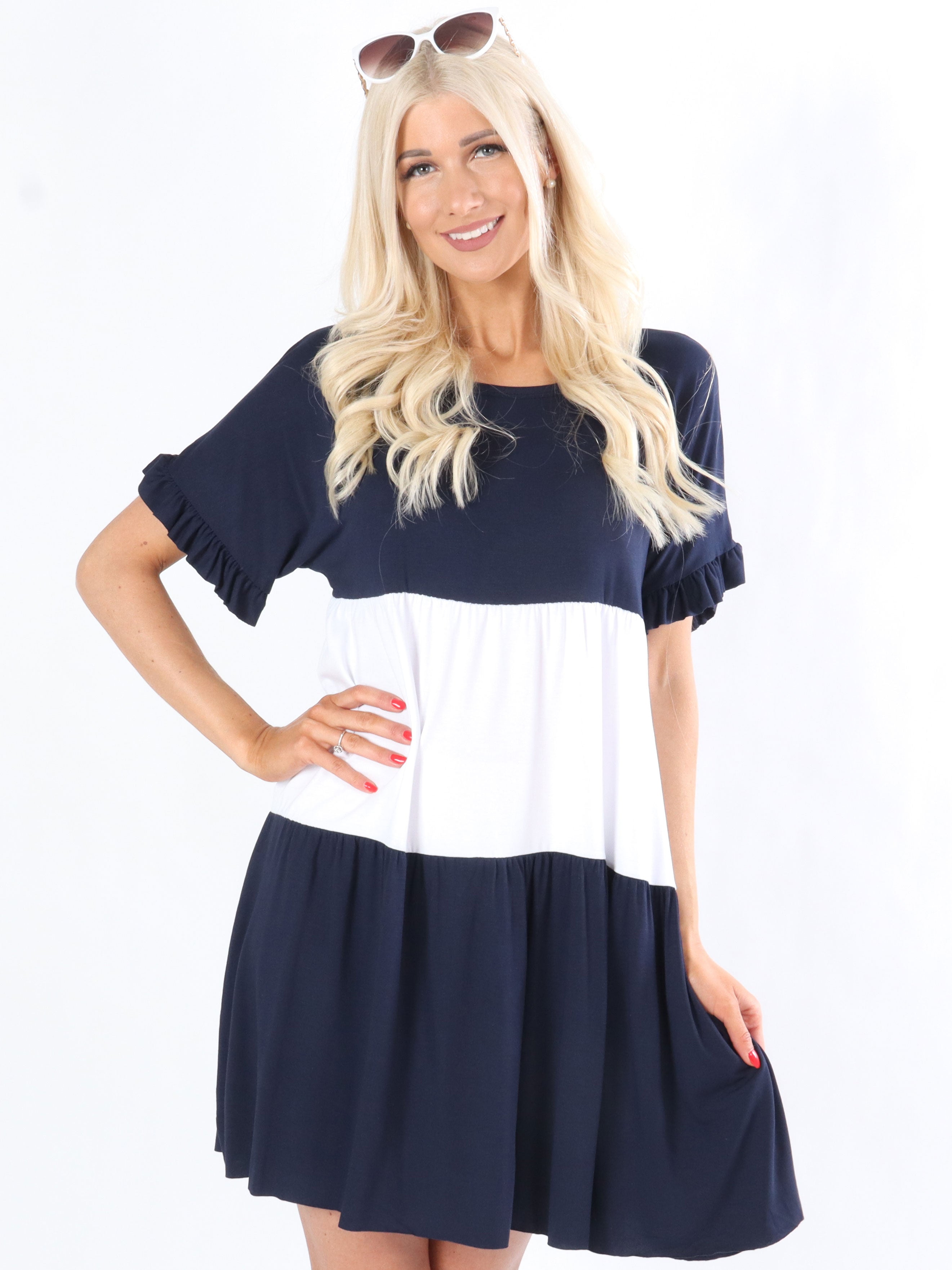 Lesly - Armégrön och vit klänning i jerseytyg med volangärmar